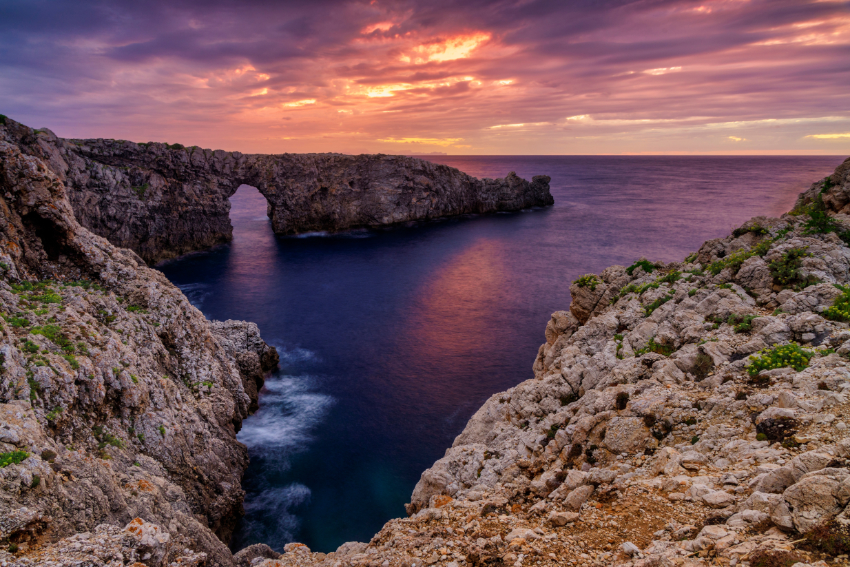 Υπάρχει ένα νησί στην Ισπανία που συνδέθηκε με τον Οδυσσέα πιο πολύ απ’ όλα τα μέρη – Οι ντόπιοι «πολεμούν» τον τουρισμό φέτος
