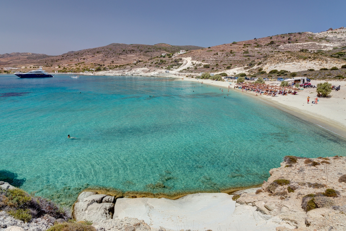 Η παραλία με τα πιο καθαρά νερά στην Ελλάδα: Στο νησί που φέτος θα γίνει το καταφύγιο όσων θέλουν να γλυτώσουν τον υπερτουρισμό