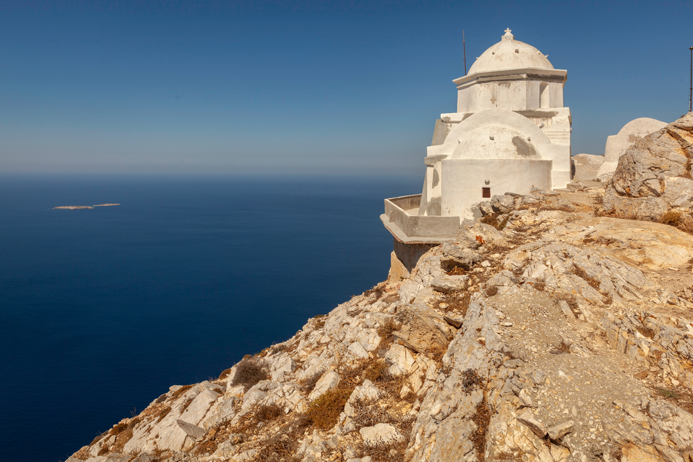 Στο πιο «ρέμπελο» νησί των Κυκλάδων με τον υψηλότερο βράχο στην Ευρώπη και την πιο αυθεντική Χώρα