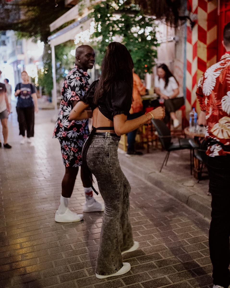 Μικρός, μα γεμάτος κέφι: Ο δρόμος της Αθήνας που «ανήκει» στη Λατινική Αμερική - 4 μαγαζιά για υπαίθριο χορό και μια ναξιώτικη ταβέρνα για το fusion