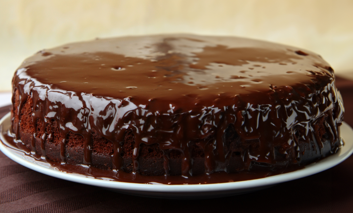 Το πιο εύκολο και το πιο λαχταριστό κέικ που έχεις φτιάξει: Λουσμένο στη σοκολάτα, θα σε κάνει να λιώσεις
