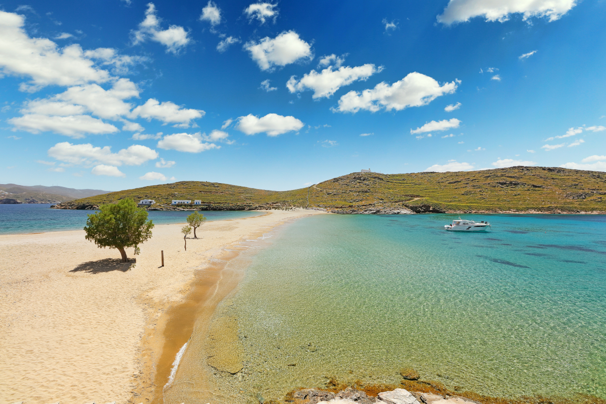 Το νησί που θα «βουλιάξει» το τριήμερο του Αγίου Πνεύματος: 9 παραλίες για σένα που θα το επισκεφθείς – Οι mainstream και οι λιγότερο γνωστές