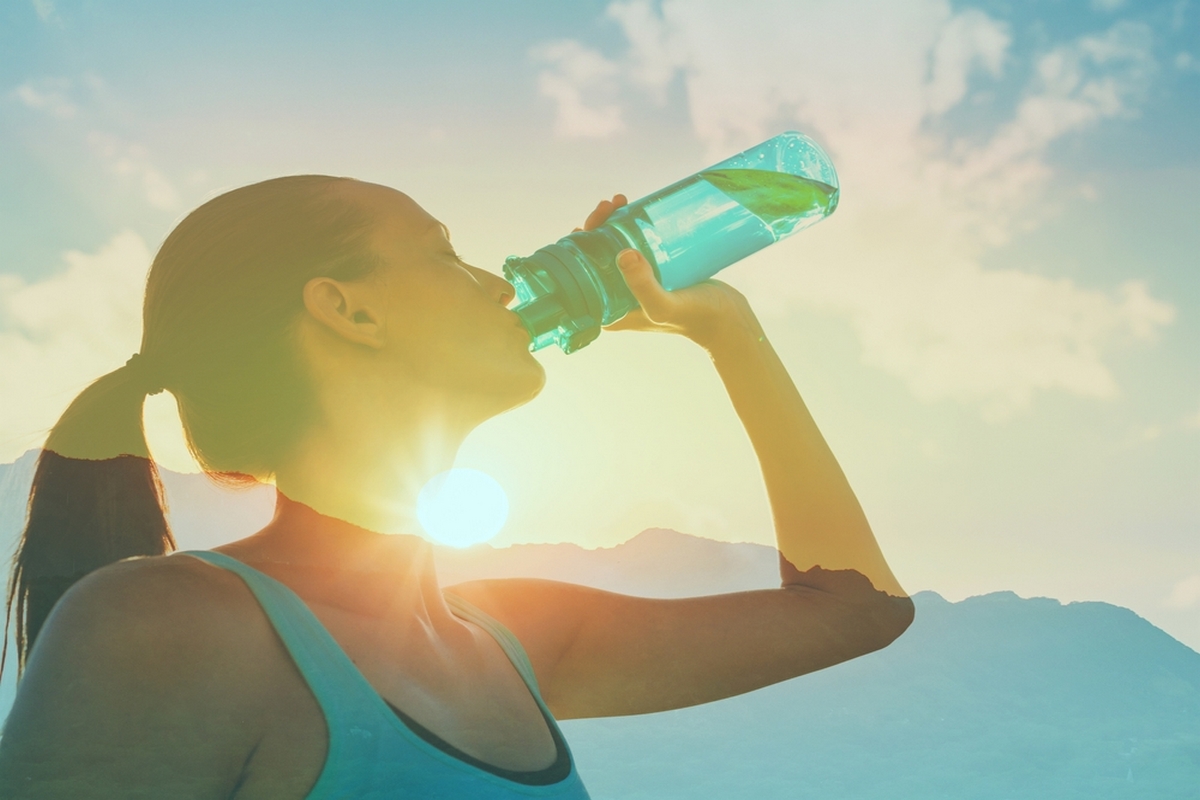 Καύσωνας: Πόσο νερό πρέπει να πίνεις για να αντέξει ο οργανισμός σου στις ακραίες θερμοκρασίες;
