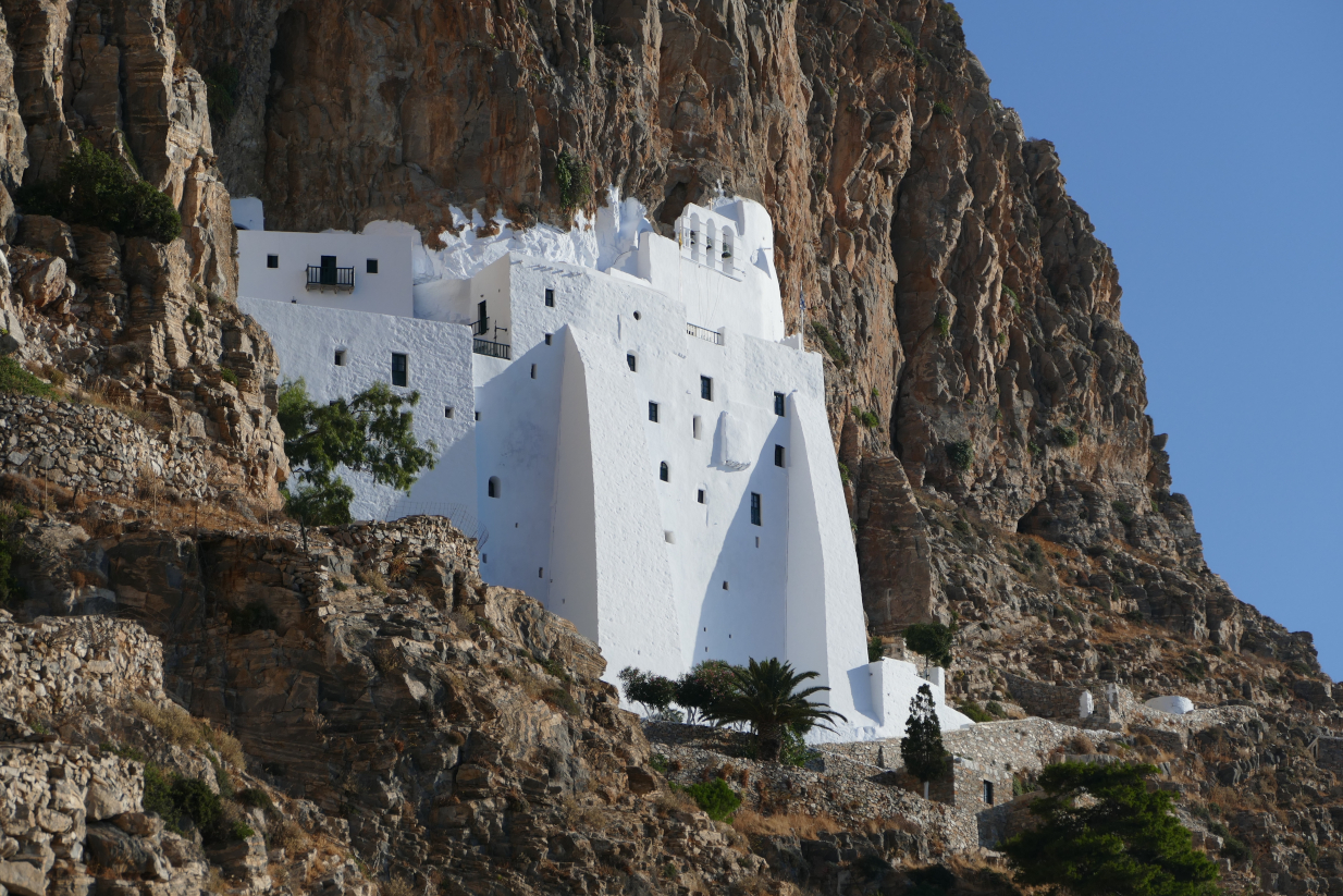 Το νησί που ακούς ελάχιστα κάθε καλοκαίρι - Παραμένει φθηνό κι έχει ένα εντυπωσιακό κτίσμα σε βράχο που θα σε αφήσει ενεό