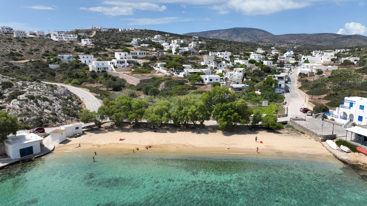 Το νησί που ακούς ελάχιστα κάθε καλοκαίρι - Παραμένει φθηνό κι έχει ένα εντυπωσιακό κτίσμα σε βράχο που θα σε αφήσει ενεό