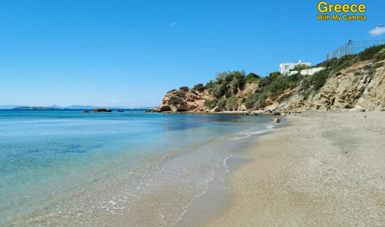 Στα 45 λεπτά από την Αθήνα, θα βρεις μια παραλία που θα σε κάνει να πεις «ουάου» και φιλάκια 40 βαθμοί Κελσίου (vid)