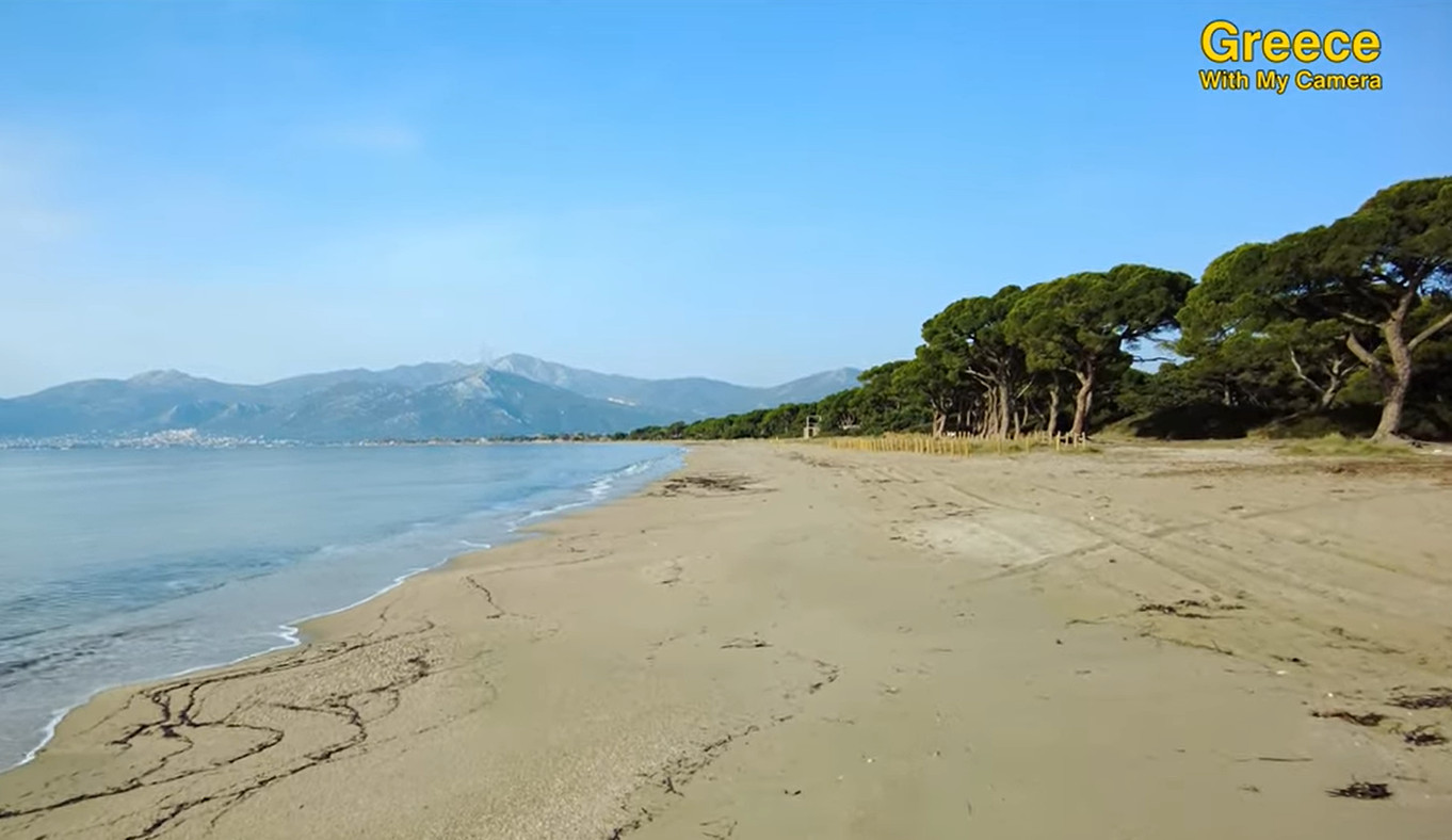 Δεν την έχεις ξαναδεί έτσι: Η παραλία της Αττικής που τα τελευταία χρόνια υποτιμήθηκε, αλλά προσφέρει έναν παράδεισο σκιάς