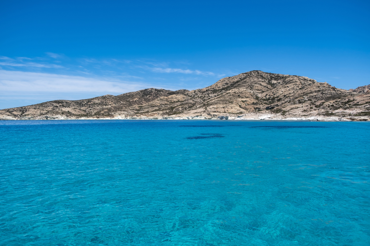 Το νησί των Κυκλάδων που μπορείς να το δεις μόνο από μακριά και έχει τα πιο μπλε νερά που έχεις δει – Οι εντυπωσιακοί βράχοι που θυμίζουν Κάπρι