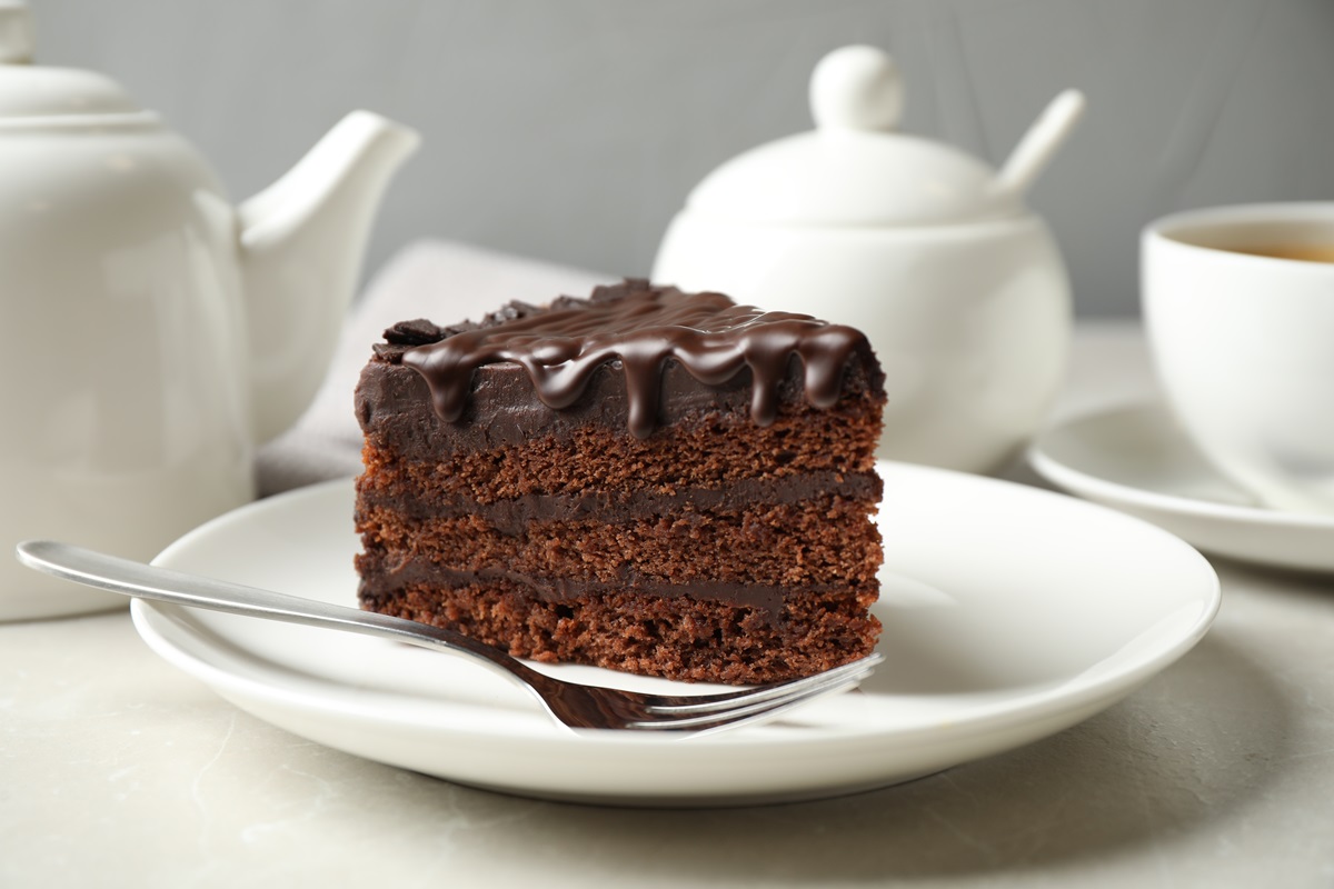 Το πιο εύκολο και το πιο λαχταριστό κέικ που έχεις φτιάξει: Λουσμένο στη σοκολάτα, θα σε κάνει να λιώσεις