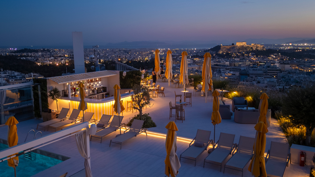 Για κοκτέιλ και ποτό στο νέο rooftop μπαρ του Λυκαβηττού με θέα όλη την Αθήνα