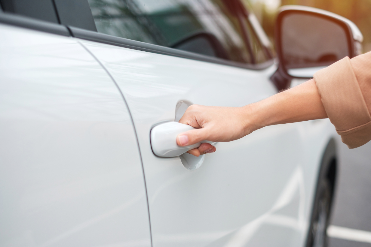 Δε θα το μάθεις σε κανένα μάθημα οδήγησης: Τα χερούλια στο αυτοκίνητο δεν είναι μόνο για να ανοίγουν πόρτες – Οι 6 ιδιότητες που έχουν