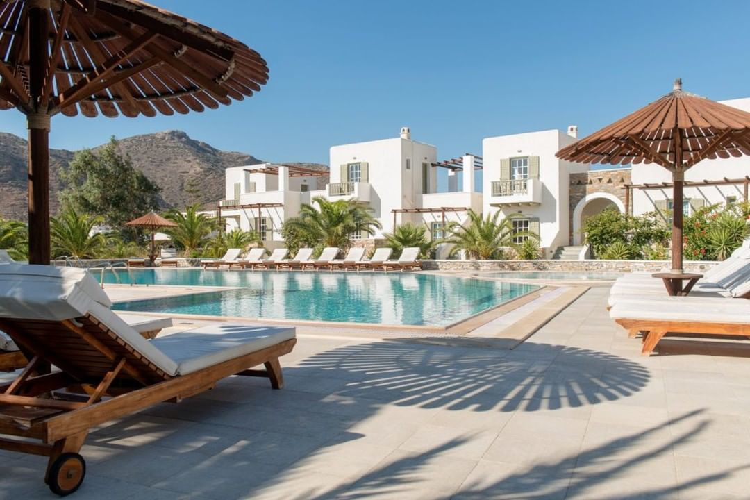 Είναι το νησί με τη μεγαλύτερη πυκνότητα σε luxury ξενοδοχεία στις Κυκλάδες: Γνωρίζει αποθέωση για τις παραλίες και τα σοκάκια του