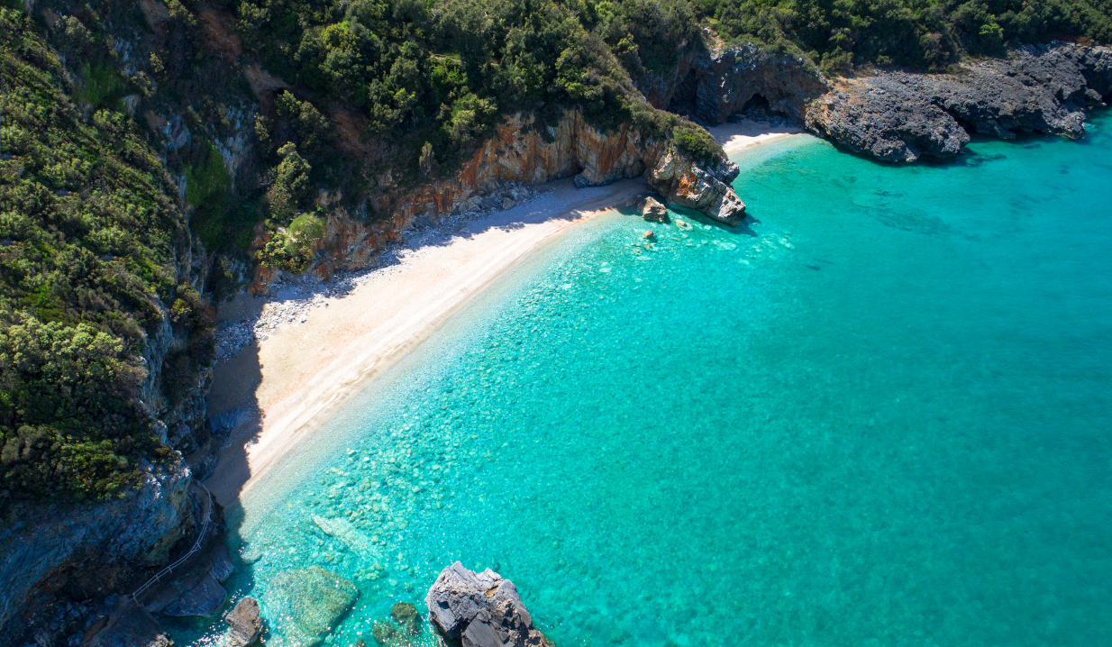 Μοιάζει με την παραλία στην ταινία με τον ΝτιΚάπριο: Ο «κρυφός θησαυρός» στο μέρος με τις πιο εντυπωσιακές παραλίες της ηπειρωτικής Ελλάδας