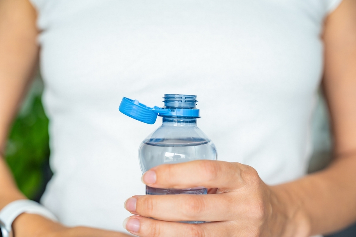Απίστευτο: Το κόλπο με τα κολλημένα καπάκια στα μπουκάλια για να μπορείς να πίνεις χωρίς να σου βγάζουν το μάτι (vid)