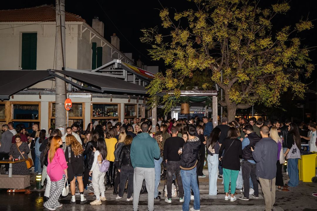 Η πιο ανερχόμενη περιοχή της Αθήνας: Είναι το επόμενο Παγκράτι και τιγκάρει κάθε βράδυ – Το μαγαζί που γεμίζει μια πλατεία και άλλαξε τα δεδομένα