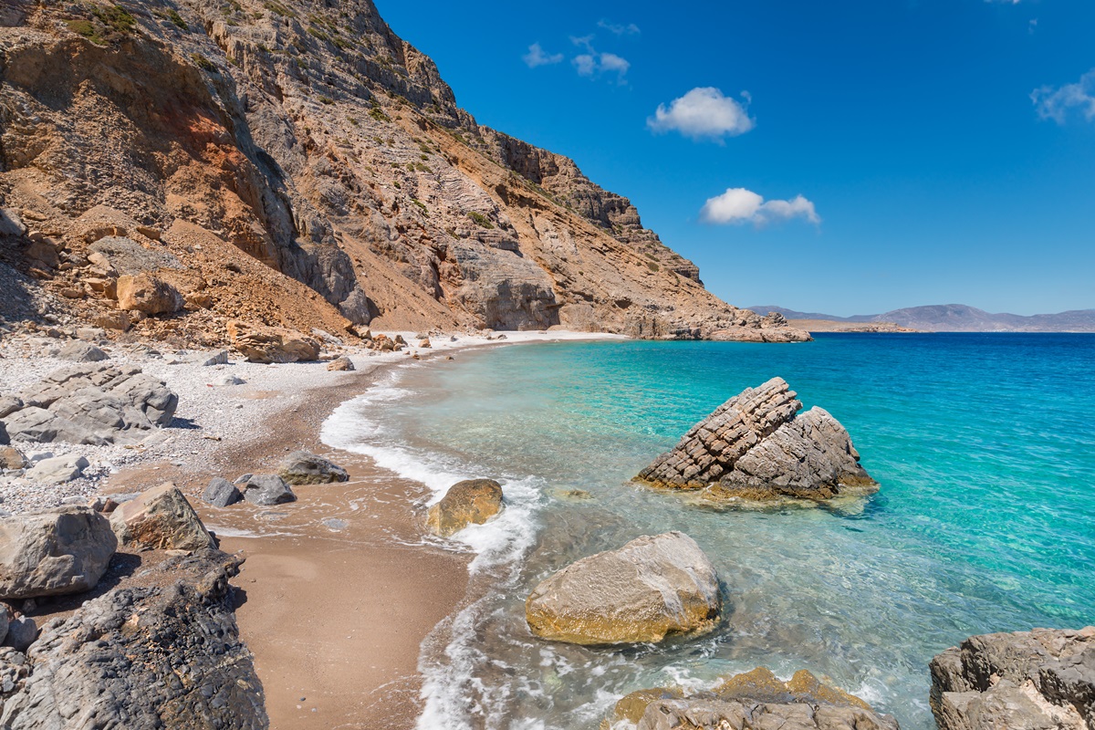 Το νησί που πάνε λίγοι και καλοί για να βρουν την απόλυτη ηρεμία: Δεν ακούγεται καθόλου το καλοκαίρι - Οι παραλίες και τα εστιατόρια που σου προτείνουμε να φας