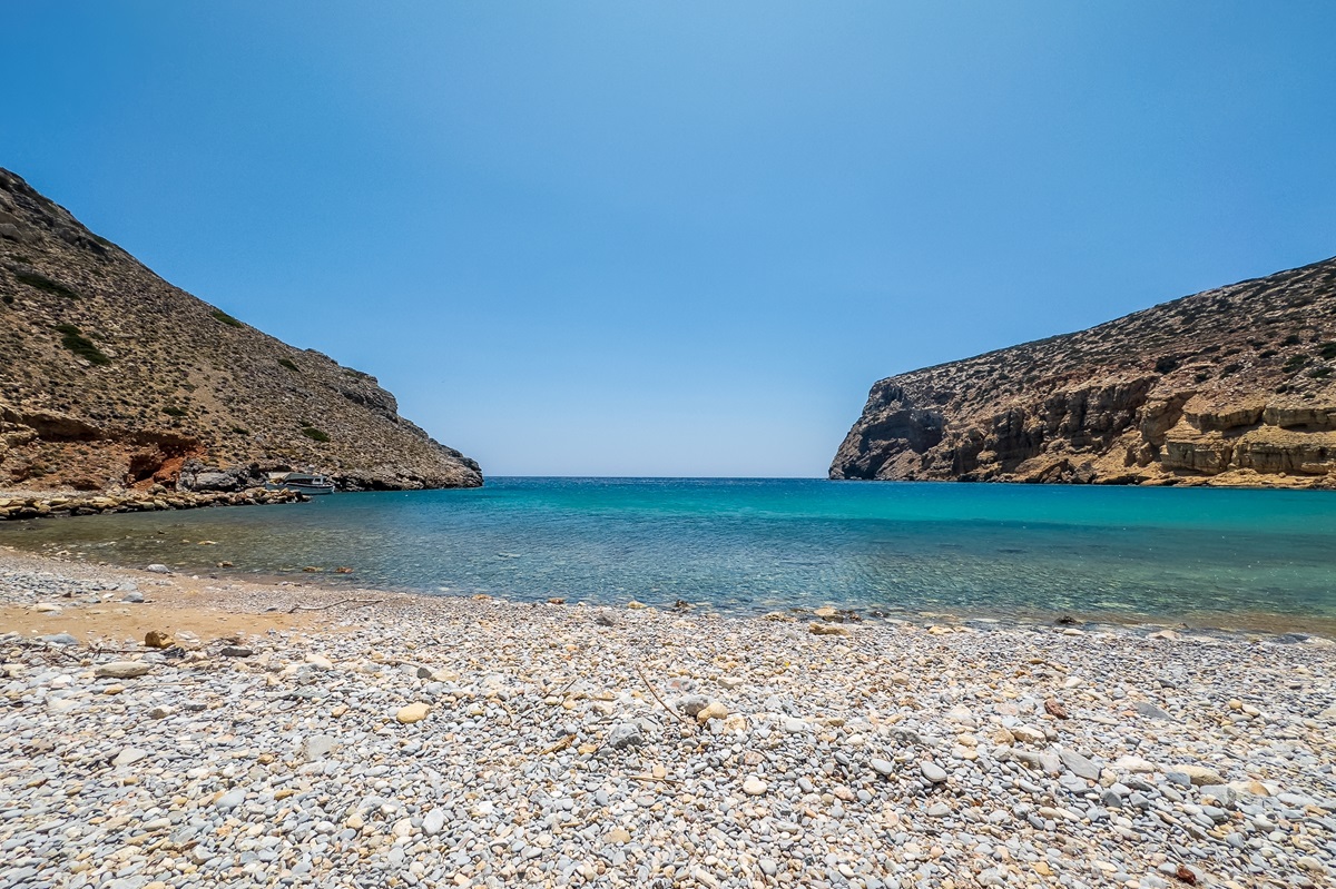 Το νησί που πάνε λίγοι και καλοί για να βρουν την απόλυτη ηρεμία: Δεν ακούγεται καθόλου το καλοκαίρι - Οι παραλίες και τα εστιατόρια που σου προτείνουμε να φας