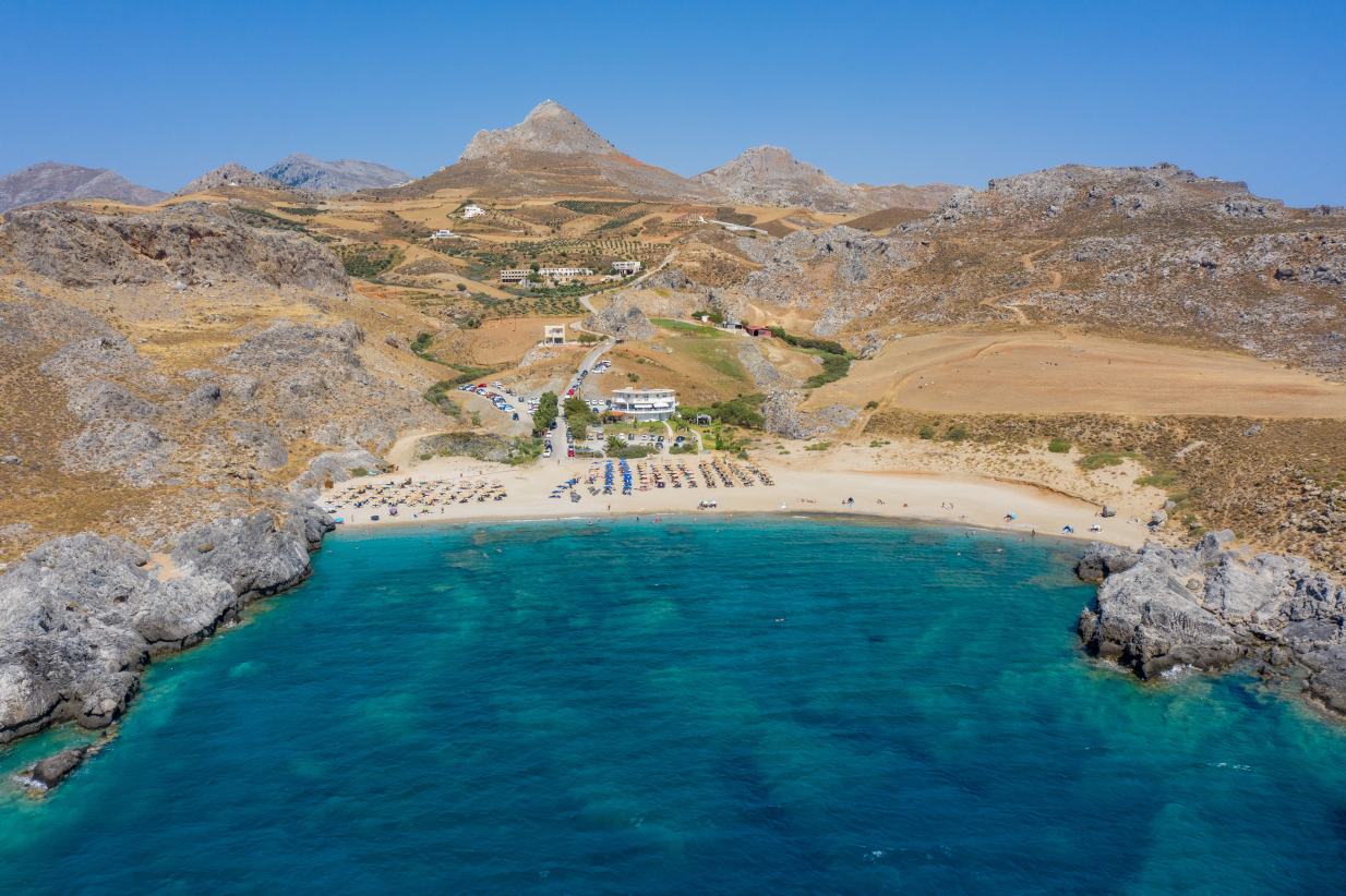 Με ρεκόρ διαύγειας νερού, ανάμεσα σε 2 βράχους: Η παραλία που βρίσκεται στη νότια μεριά της Κρήτης και την ξέρουν λίγοι (vid)