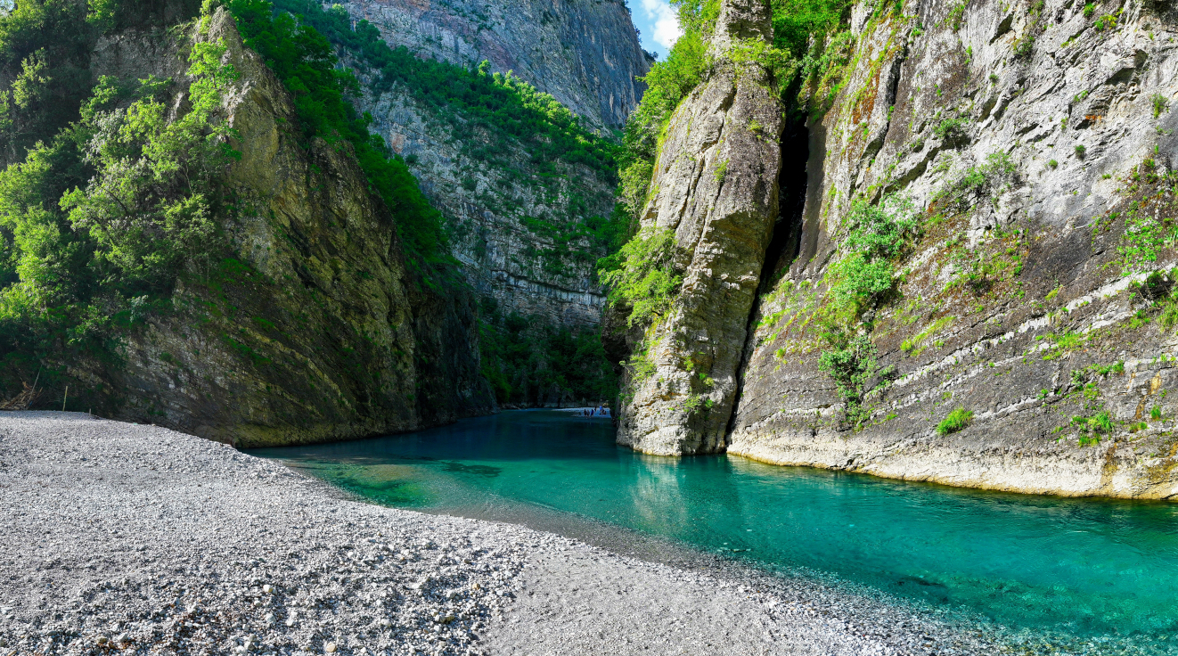 Στο TikTok ρίχνουν άκυρο στην Ελλάδα για διακοπές: Τη θεωρούν ακριβή και προτείνουν την Αλβανία για φθηνές και ωραίες διακοπές