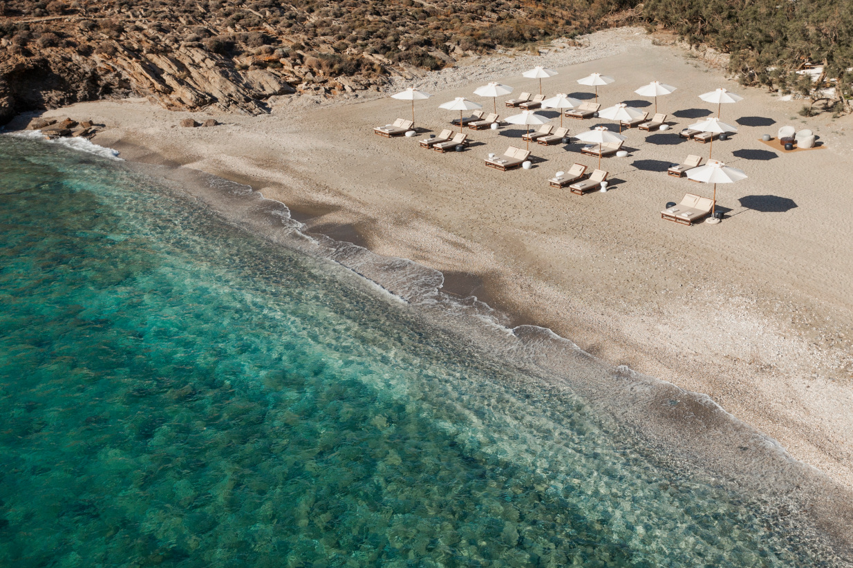 Το Bond Beach Club στο Ο&Ο Kea σε περιμένει με ένα εντυπωσιακό μενού και δυνατά dj sets