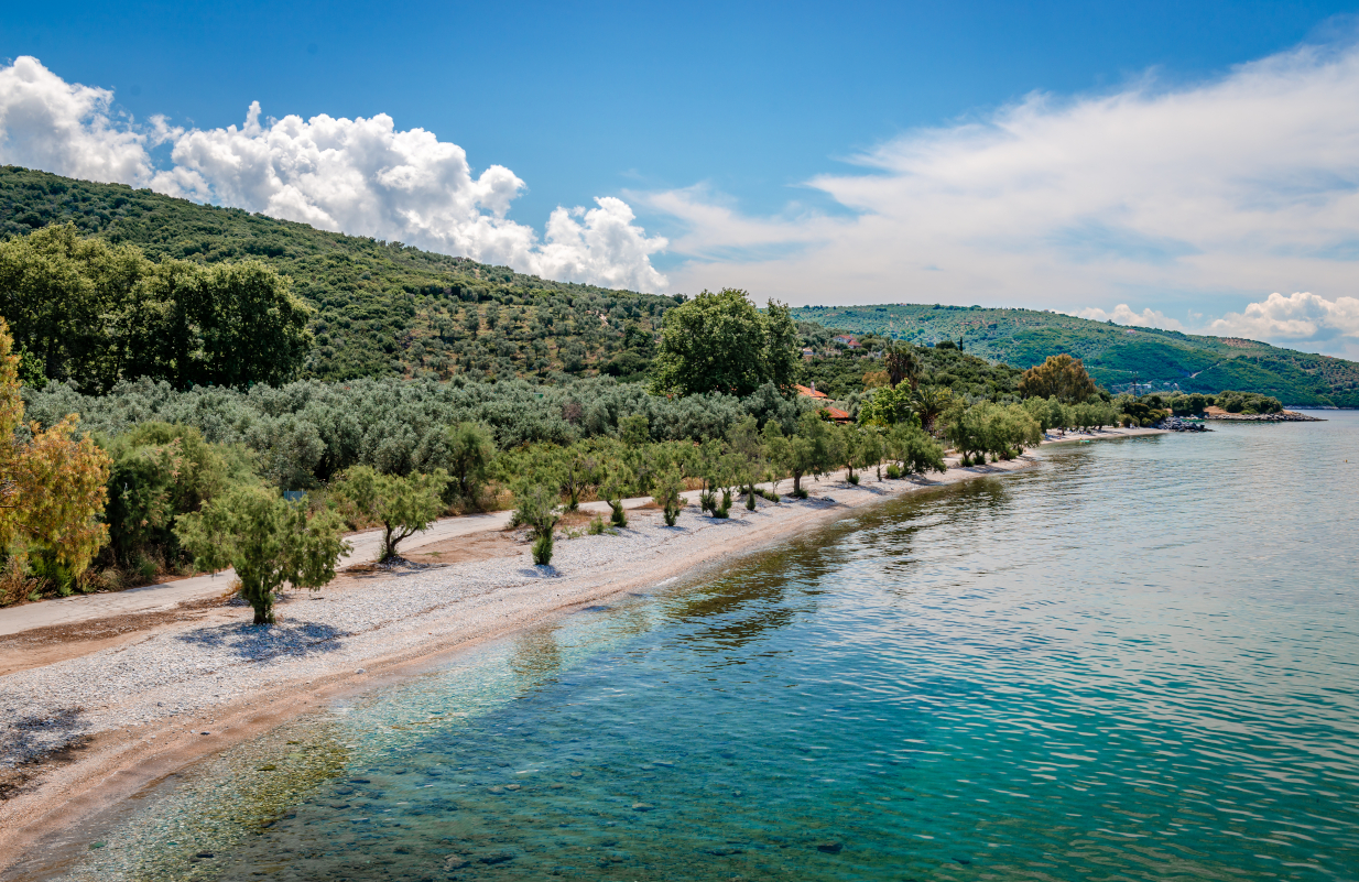 Γι' αυτό κοντράρει τα νησιά: Στην περιοχή της ηπειρωτικής Ελλάδας με τις «κρυφές» παραλίες, θα βρεις μια παραλία που θα σε...εξαφανίσει!