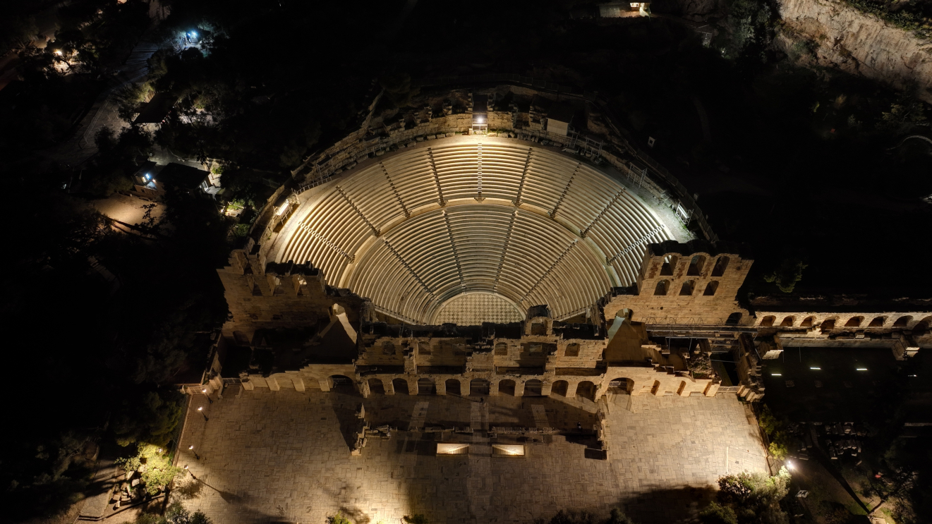 Ο Λάμπρος Φισφής κάνει αυτό που πριν μερικά χρόνια φάνταζε αστείο: Φέρνει το stand up στο Ηρώδειο