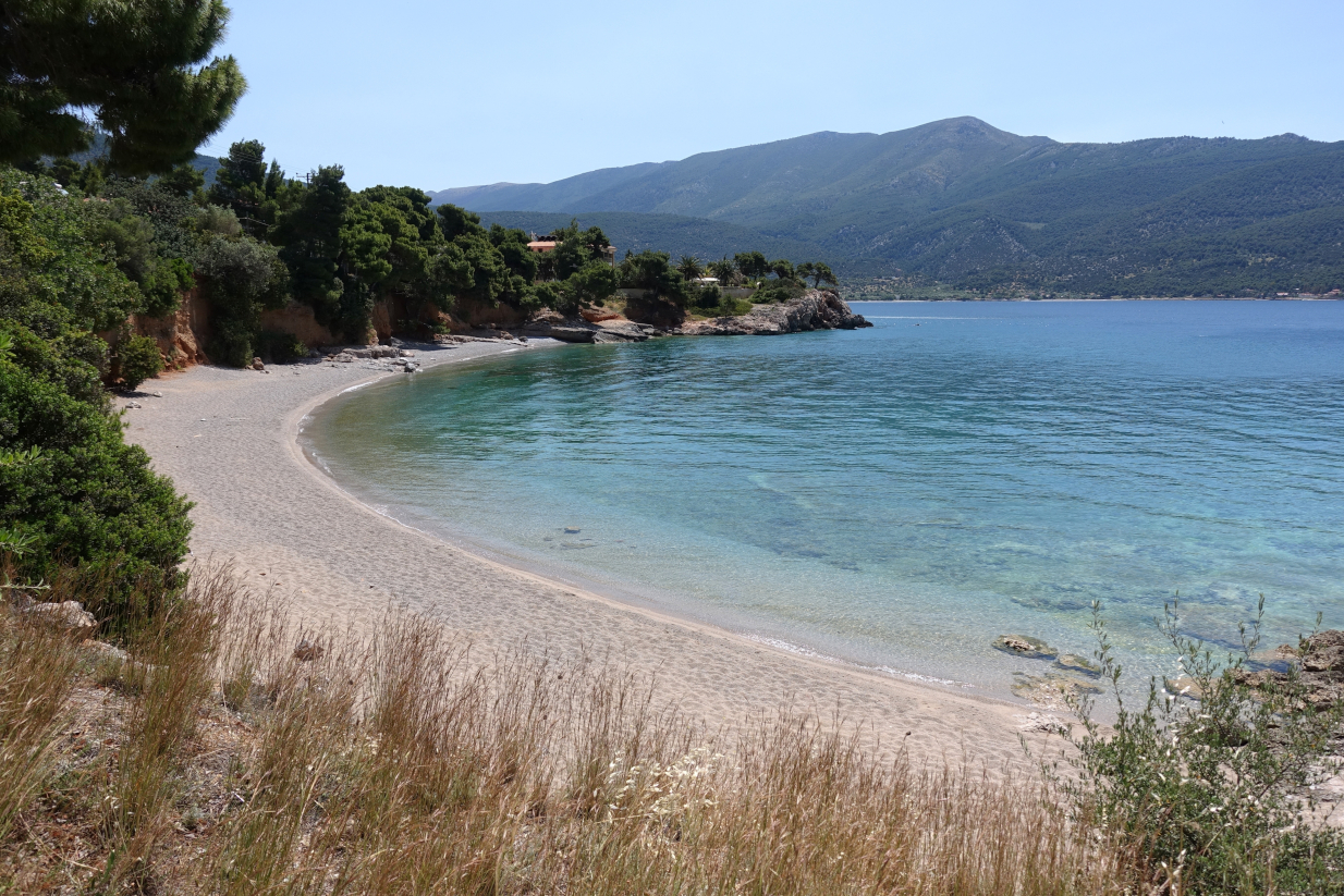 Ο Άγιος Βασίλης είναι στην Ελλάδα: 90 λεπτά από την Αθήνα, η καλύτερη παραλία που σου έχουμε προτείνει – Ιδανικό φινάλε στα μπάνια σου