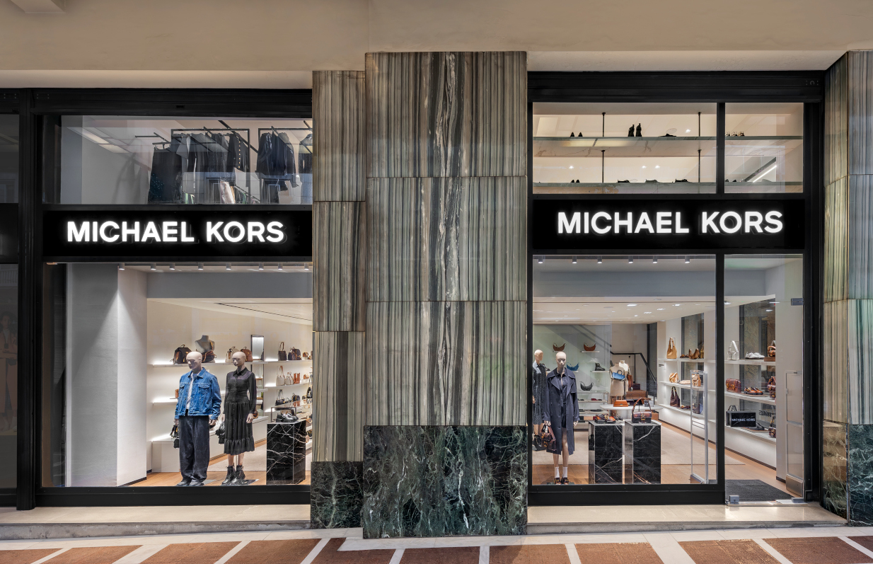 Ο Michael Kors έφτασε στην Αθήνα και είναι…τριώροφος!