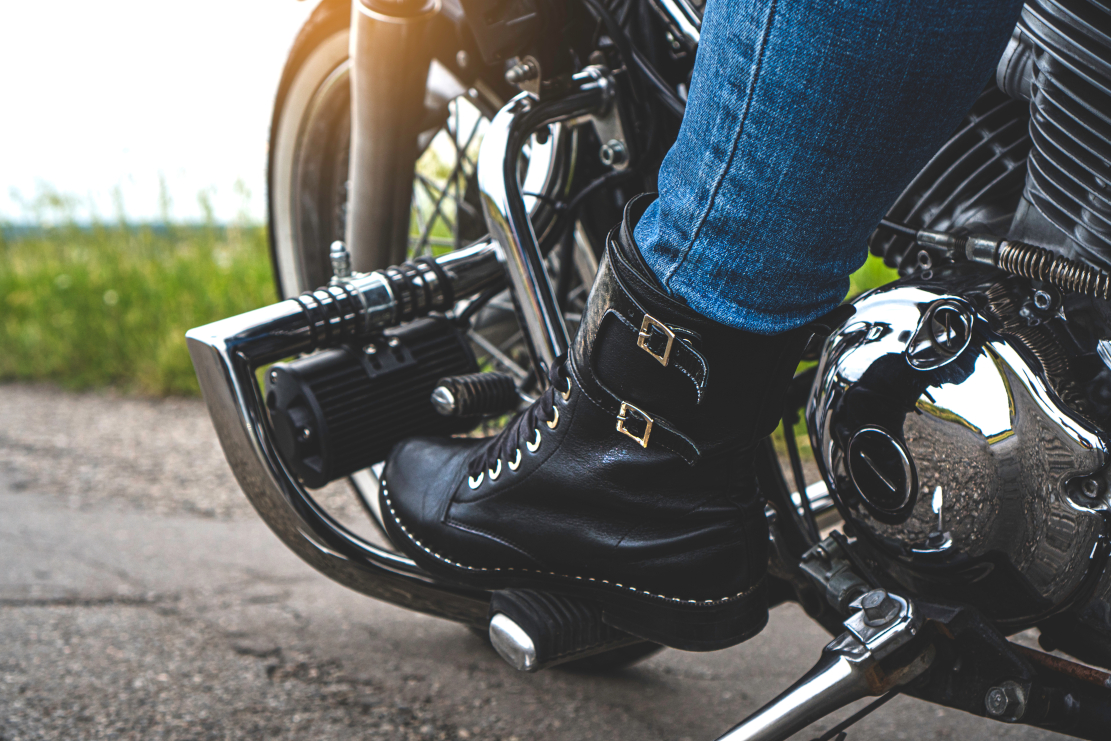 Biker Boots: Το παπούτσι που θέλουν όλοι να φοράνε τον χειμώνα – Θα νιώσεις σαν τον Τομ Χάρντι