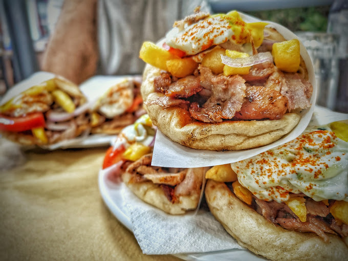 Σουβλάκι και πίτσα σαν ταξίδι στο χρόνο, μπέργκερ που μόλις «έσκασε» με φόρα: Να πού θα σε βγάλει ο δρόμος απόψε 