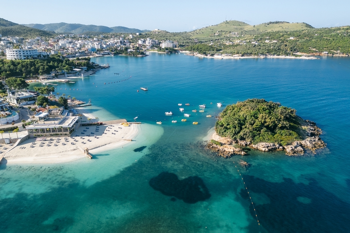 2η σερί χρονιά μας ξεπερνάει: Η παραλία της Αλβανίας που βρίσκεται στην κορυφή των προορισμών για το 2025, στην 3η θέση η Πάρος