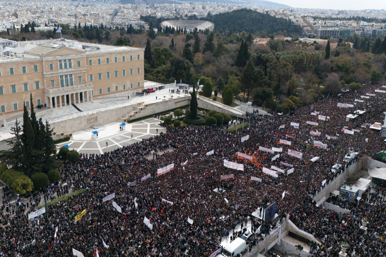 Τέμπη: Κύριε Μητσοτάκη, μπορείτε να κοιτάτε τα παιδιά σας στα μάτια χωρίς ντροπή μετά από αυτό που έκαναν τα ΜΑΤ;