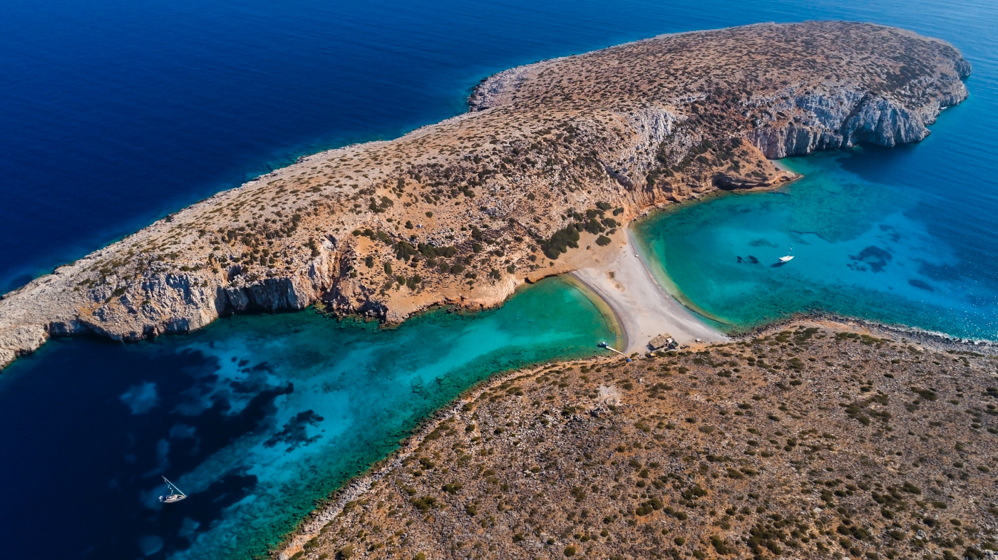 Ίσως αλλοιωθεί από ένα «έκτρωμα»: Το ελληνικό νησί που πρωταγωνιστεί σε διεθνή λίστα, δε θα είναι για πολύ αυθεντικό κι ανεξερεύνητο