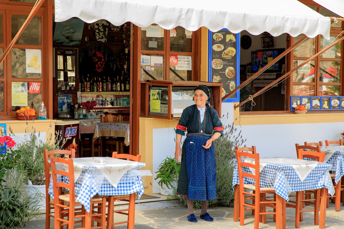 Το National Geographic αποκαλύπτει το μυστικό νησί της Ελλάδας για πεζοπόρους και σέρφερς – Αγνή ομορφιά