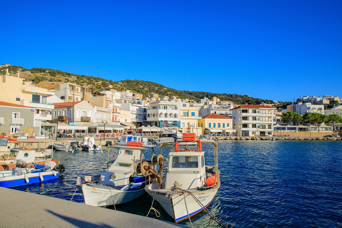 Το National Geographic αποκαλύπτει το μυστικό νησί της Ελλάδας για πεζοπόρους και σέρφερς – Αγνή ομορφιά